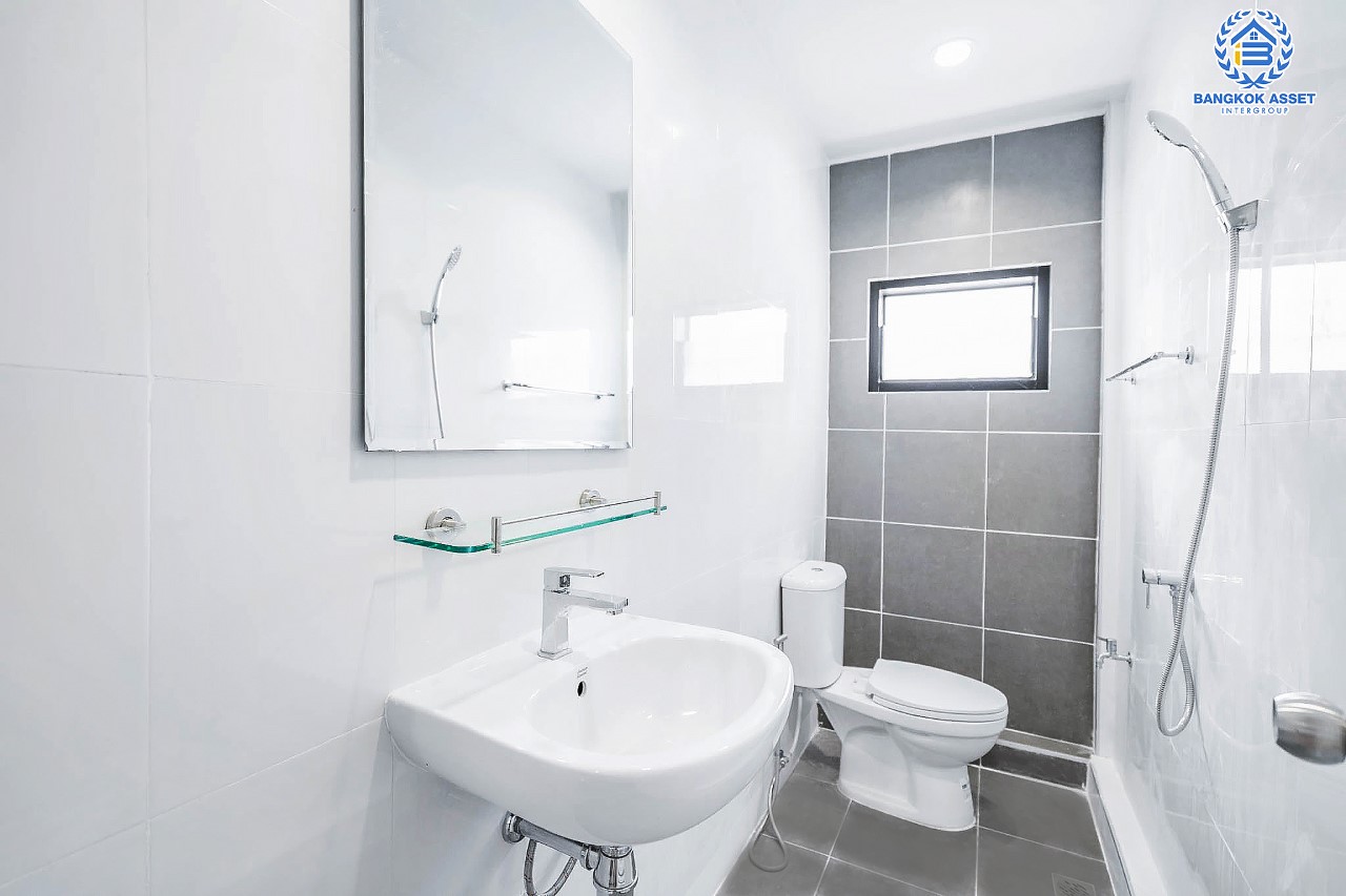 บ้านมือสองตกแต่งใหม่ ม.พระปิ่น2 ติดถนนบรมราชชนนี เนื้อที่ 17 ตร.ว. ฟังก์ชันจัดเต็ม 3 ห้องนอน 2 ห้องน้ำ บนทำเลศักยภาพ เชื่อมต่อหลายเส้นทาง ใกล้เซ็นทรัลปิ่นเกล้า ม.มหิดล , ทางด่วน "กาญจนาภิเษก"